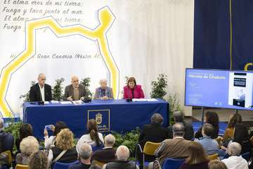 El Cabildo ratifica su compromiso de preservar la Memoria Histórica en la presentación del libro 'Héroes de chabola'/TA.